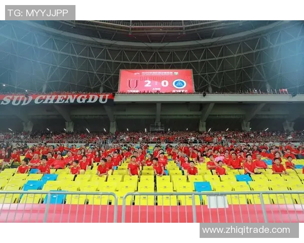 足球明星在街头被粉丝认出瞬间引发热烈围观与欢呼声